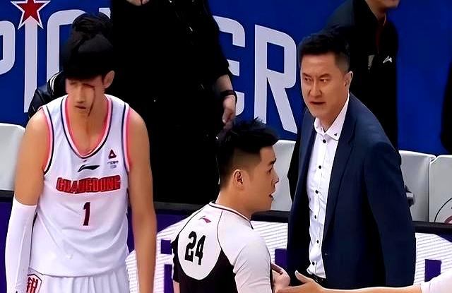广东男篮球队内部矛盾频出引人质疑(广东男篮球队内部矛盾频出引人质疑视频)