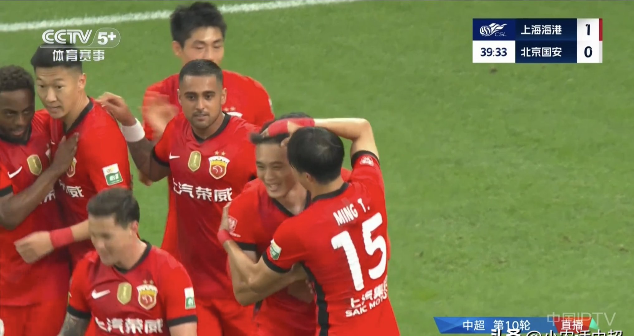 包含战绩难分高下，球员们全力以赴奋力争胜的词条